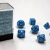Chessex Dobbelstenen Opaque Light Blue/White Polydice (7 Stuks)