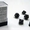 Chessex Dobbelstenen Opaque Black/White Polydice (7 Stuks)